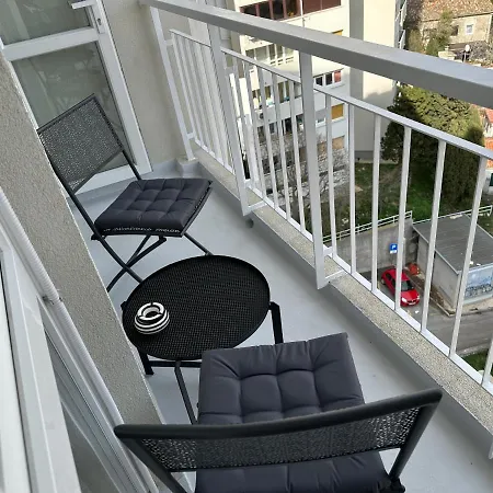 アパート Fiorino Apartment-studio With Balcony